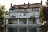 Haus von der Flussseite im Sommer
