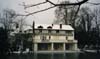Haus von der Flussseite im Winter