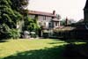 Haus von der Gartenseite im Sommer